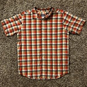 Patagonia men’s short sleeve button up shirt. Size M